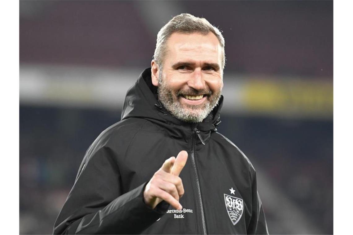 Stuttgarts Cheftrainer Tim Walter lacht vor Spielbeginn. Foto: Thomas Kienzle/dpa/Archivbild