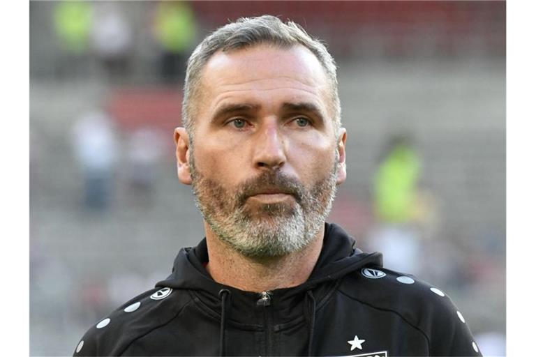 Stuttgarts Cheftrainer Tim Walter läuft vor Spielbeginn über das Spielfeld. Foto: Thomas Kienzle