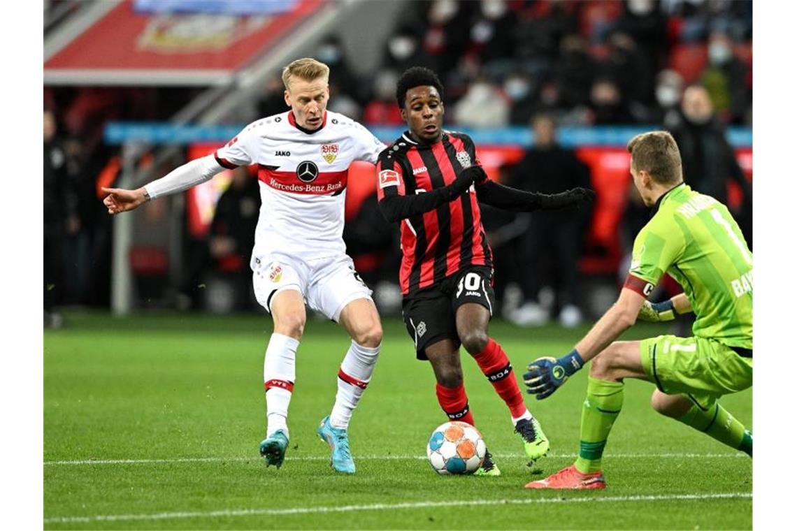 Stuttgarts Chris Führich zurück im Mannschaftstraining Stuttgarts Chris Führich (l-r), Leverkusens Frimpong und Leverkusens Hradecky kämpfen um den Ball. Foto: David Inderlied/dpa