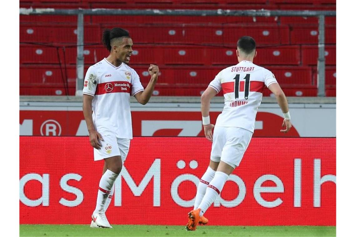 Didavi wohl vor Verlängerung: Castro-Gespräche schwierig Stuttgarts Daniel Didavi (l) bejubelt sein Tor zum 2:2 mit Erik Thommy. Foto: Tom Weller/dpa