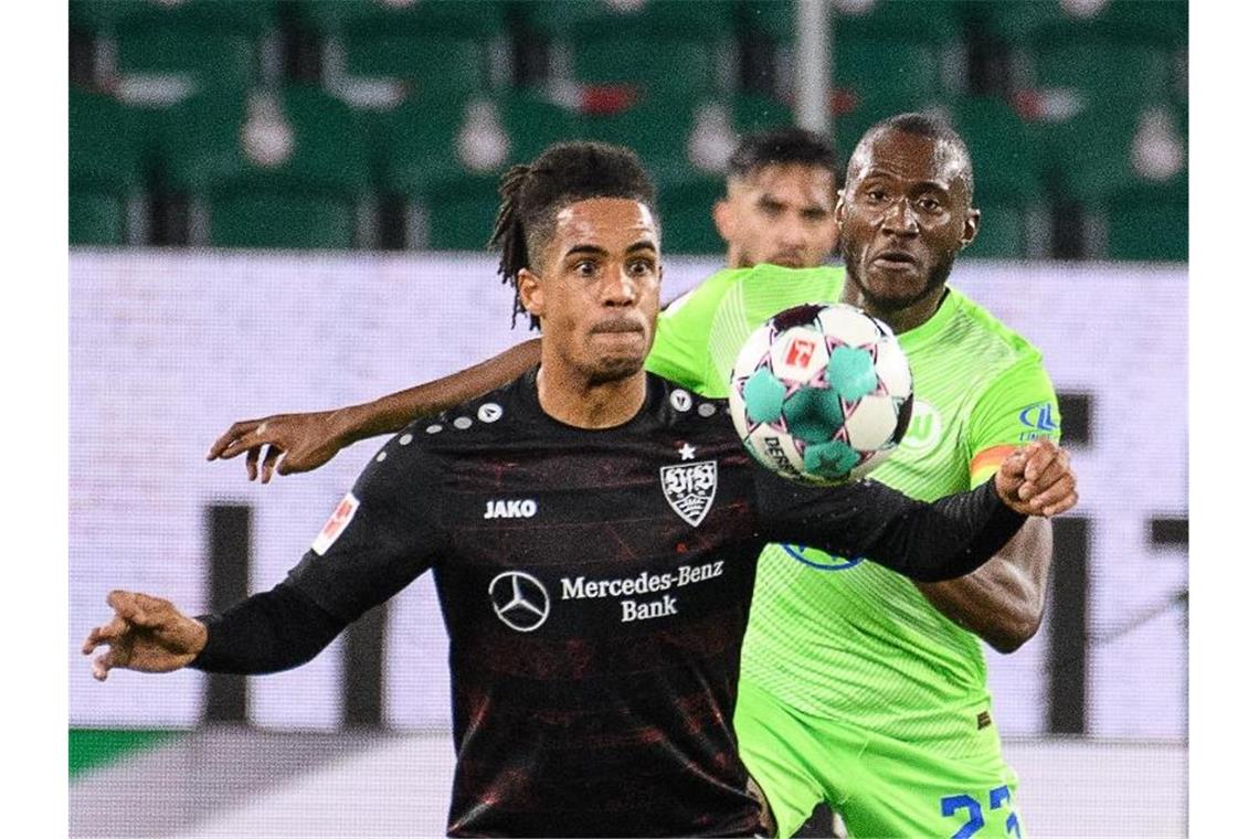 Stuttgarts Daniel Didavi (l) spielt gegen Wolfsburgs Josuha Guilavogui. Foto: Swen Pförtner/dpa/Archivbild