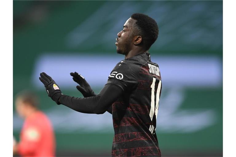 Stuttgarts Doppeltorschütze Silas Wamangituka bejubelt sein Tor zur 1:0-Auswärtsführung in Bremen. Foto: Carmen Jaspersen/dpa