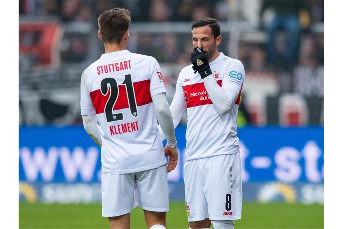 Fans beschimpfen VfB-Profis nach Niederlage Stuttgarts Gonzalo Castro (r.) und Teamkollege Philipp Klement auf dem Platz. Foto: Guido Kirchner/dpa