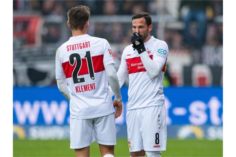 Stuttgarts Gonzalo Castro (r.) und Teamkollege Philipp Klement auf dem Platz. Foto: Guido Kirchner/dpa