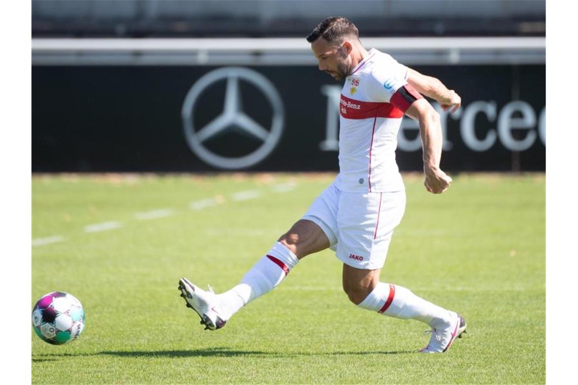 Stuttgarts Gonzalo Castro spielt einen Ball. Foto: Sebastian Gollnow/dpa/Archivbild