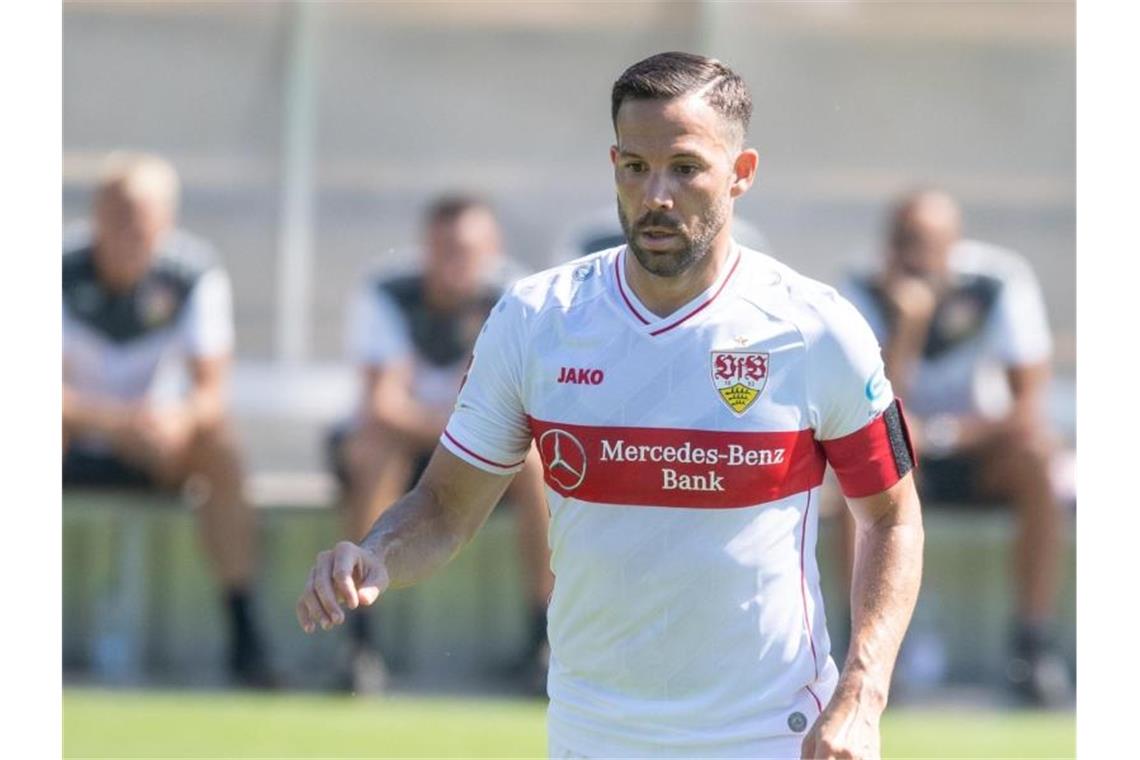 Stuttgarts Gonzalo Castro spielt einen Ball. Foto: Sebastian Gollnow/dpa/Archivbild