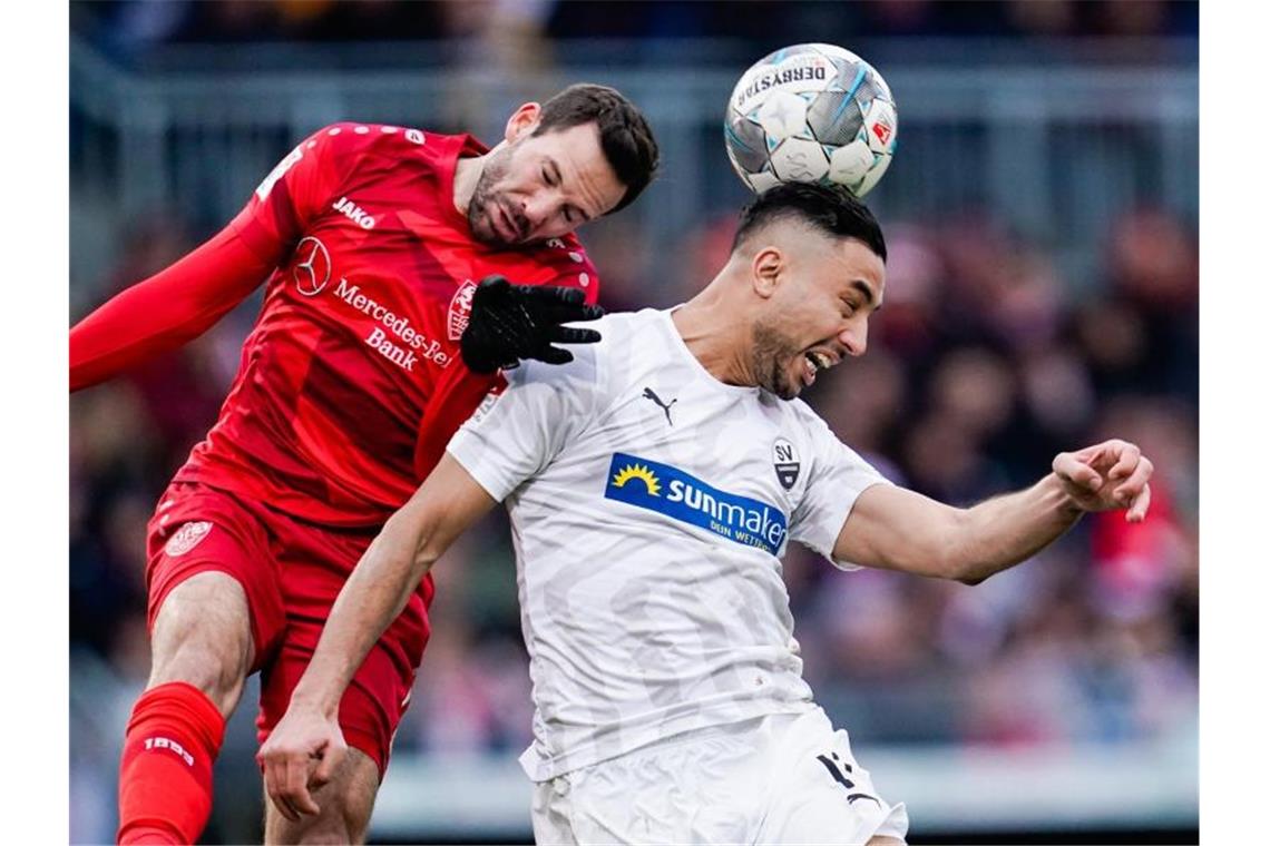 Stuttgarts Gonzalo Castro und Sandhausens Aziz Bouhaddouz (l-r.) im Zweikampf um den Ball. Foto: Uwe Anspach/dpa