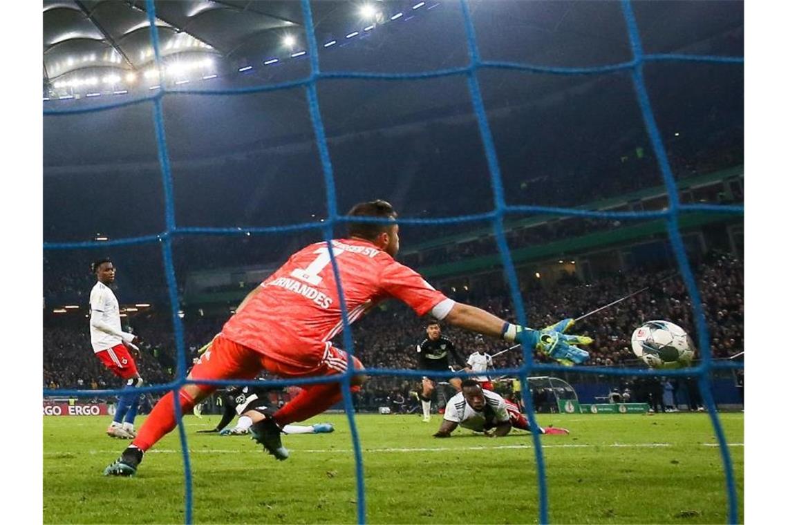 Pokal-Torschütze Al Ghaddioui gegen Dresden fraglich Stuttgarts Hamadi Al Ghaddioui (verdeckt) trifft gegen Hamburgs Torwart Daniel Heuer Fernandes. Foto: Christian Charisius/dpa