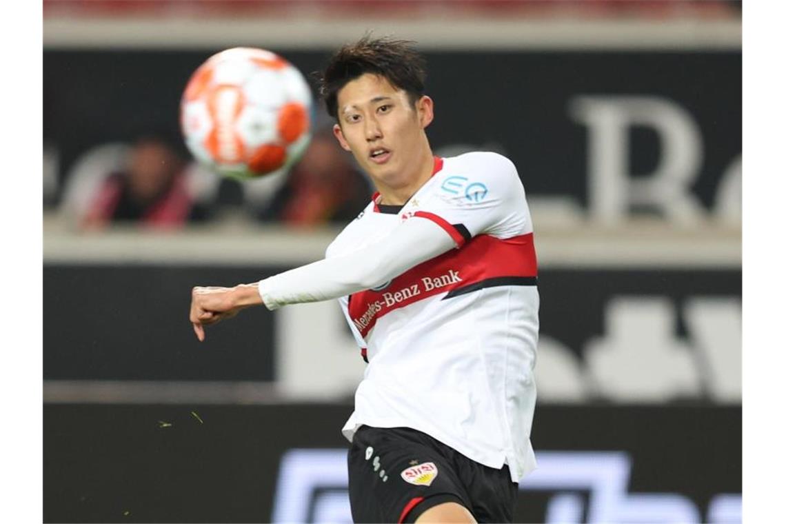 Stuttgarts Hiroki Ito schiesst das Tor zum 1:0. Foto: Tom Weller/dpa