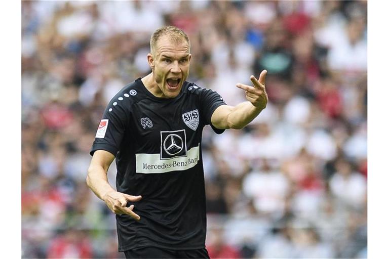 Stuttgarts Holger Badstuber gestikuliert. Foto: Edith Geuppert/Archivbild