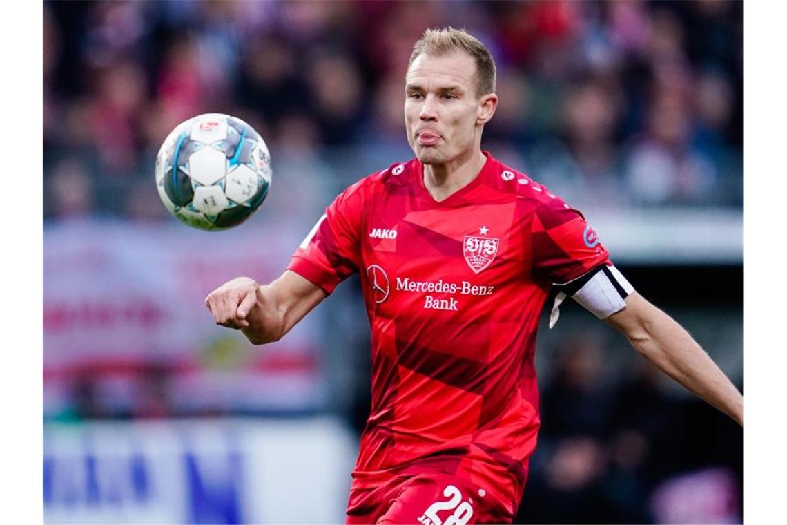 Stuttgarts Holger Badstuber spielt den Ball. Foto: Uwe Anspach/dpa/Archivbild