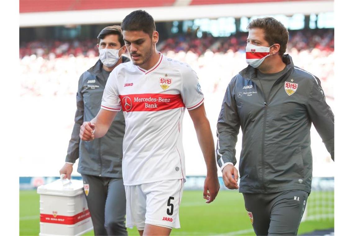 Matarazzo: Getrübte Vorfreude auf den Geburtstags-Hit Stuttgarts Konstantinos Mavropanos geht vom Platz. Foto: Tom Weller/dpa/Archivbild