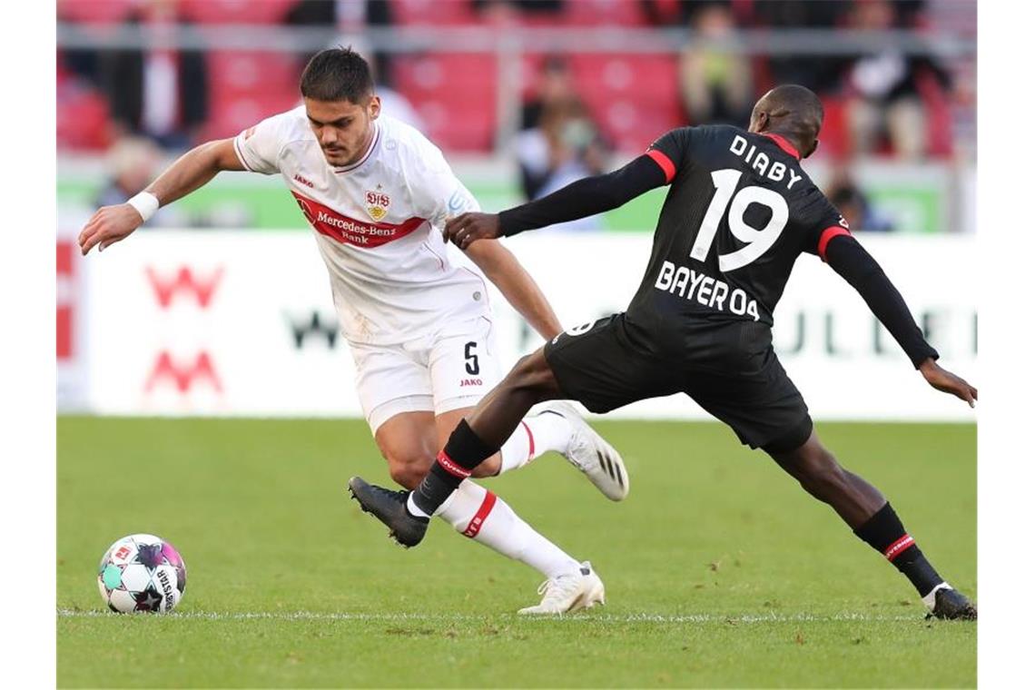 Stuttgarts Konstantinos Mavropanos und Leverkusens Moussa Diaby (l-r.) in Aktion. Foto: Tom Weller/dpa