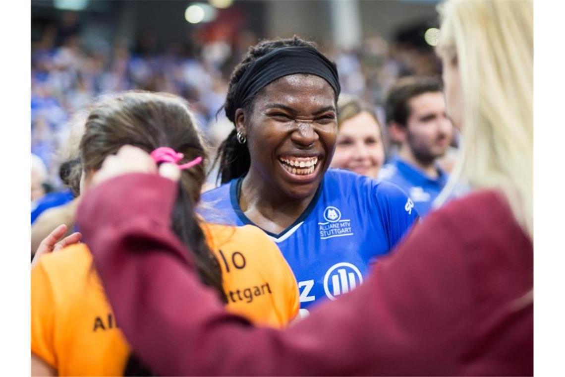 Stuttgarts Volleyballerinnen halten ihre Ausnahmespielerin Stuttgarts Krystal Rivers freut sich nach einem Spiel. Foto: Christoph Schmidt/dpa/Archivbild