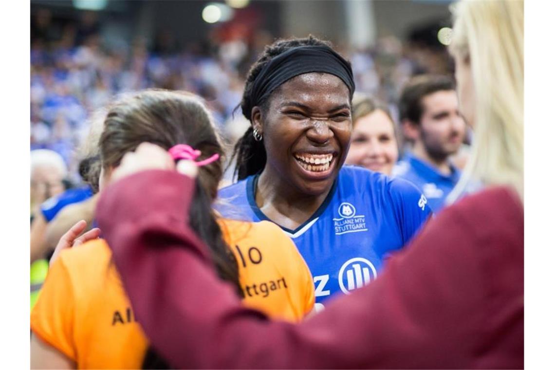 „Stuttgarter Lebensversicherung“: Lob für MTV-Volleyballerin Stuttgarts Krystal Rivers freut sich über den Sieg ihres Teams. Foto: Christoph Schmidt/dpa