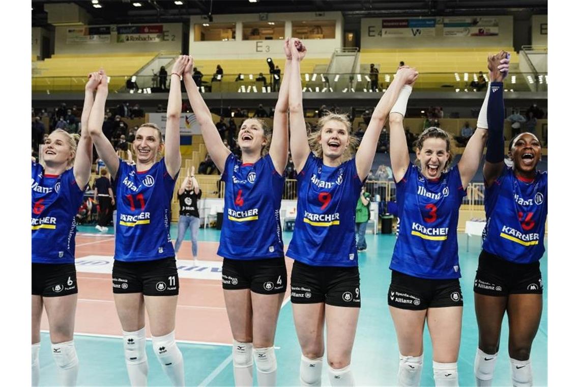 Stuttgarter Volleyballerinnen gewinnen DVV-Pokal Stuttgarts Mannschaft jubelt mit den Fans über den Sieg. Foto: Uwe Anspach/dpa