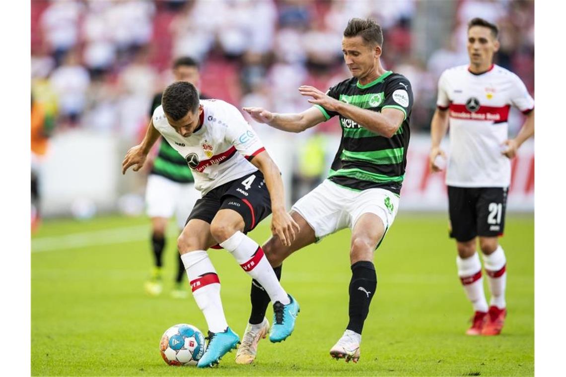 VfB feiert Tabellenführung mit „breiter Brust“ Stuttgarts Marc Oliver Kempf (l) und Fürths Paul Seguin kämpfen um deN Ball. Foto: Tom Weller/dpa