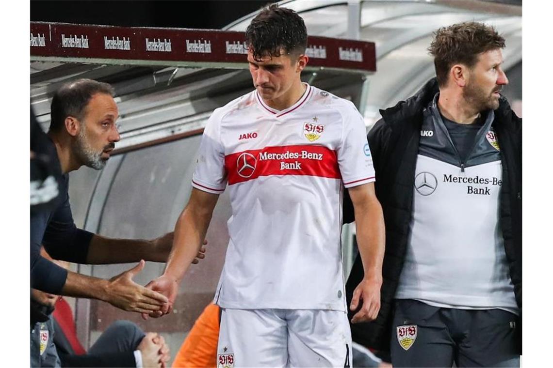 Stuttgarts Marc Oliver Kempf (M) klatscht mit Trainer Pellegrino Matarazzo (l) ab. Foto: Tom Weller/dpa/Archivbild