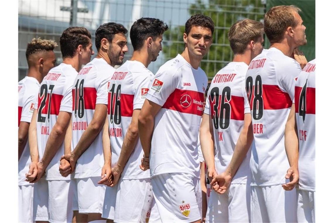 VfB Stuttgart erwägt Neuverpflichtung für die Abwehr Stuttgarts Marcin Kaminski (3.v.r.) steht beim Teamfoto. Foto: Fabian Sommer/Archiv