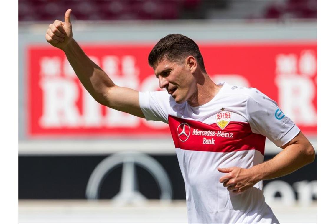 Gomez nach Karriere-Ende: Erst Abschotten, dann Gespräche Stuttgarts Mario Gomez gestikuliert im Spiel. Foto: Tom Weller/dpa