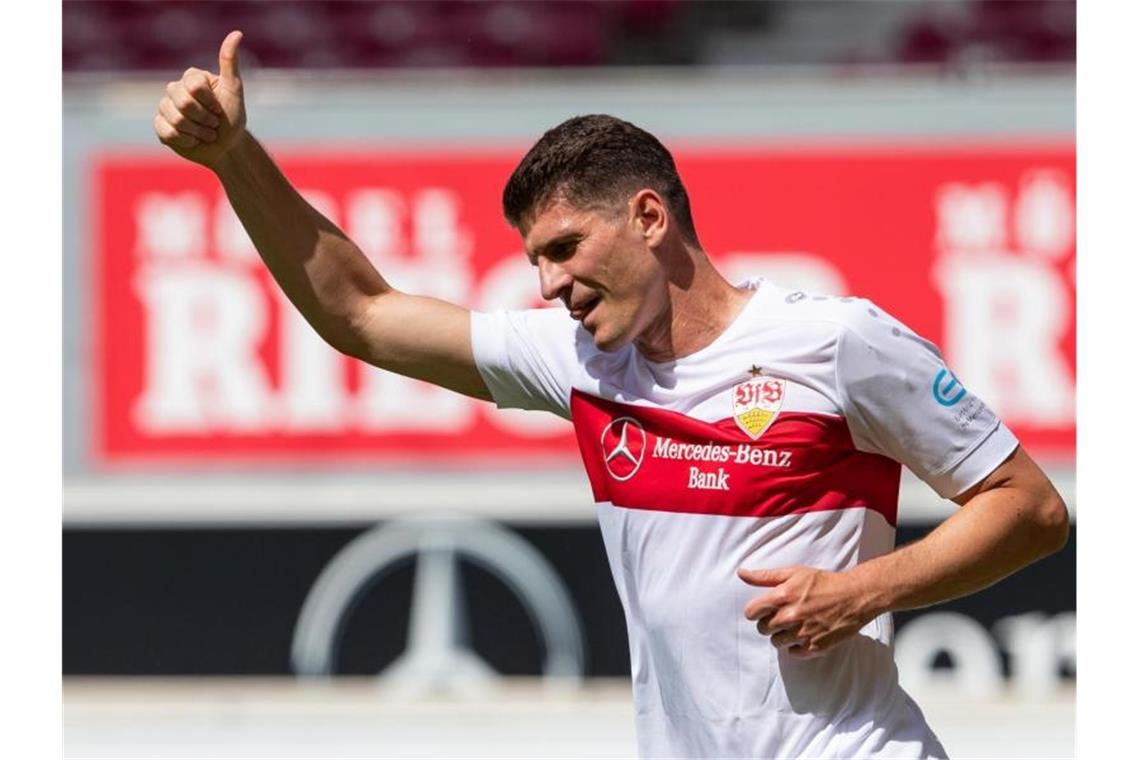 Stuttgarts Mario Gomez gestikuliert im Spiel. Foto: Tom Weller/dpa