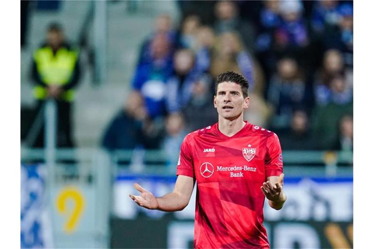 Stuttgarts Mario Gomez gestikuliert nach einer Abseitsentscheidung. Foto: Uwe Anspach/dpa/Archivbild