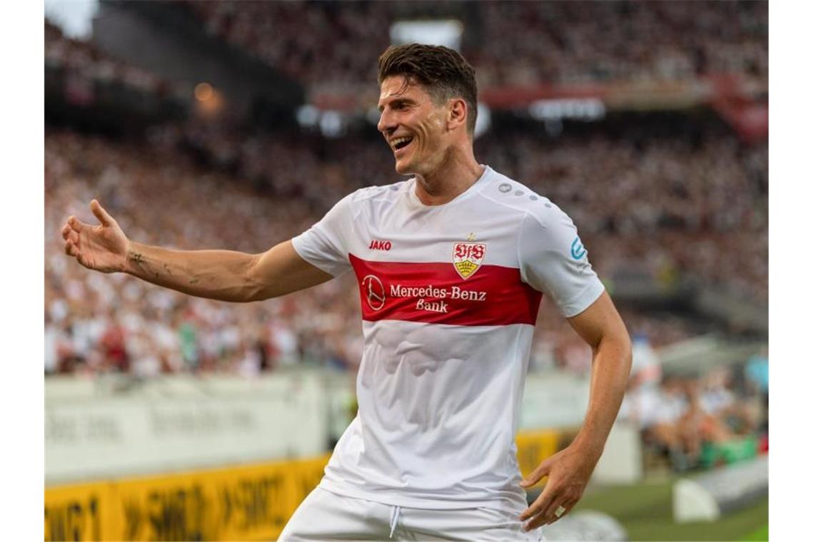 VfB startet mit Sieg gegen Hannover in Zweitliga-Saison Stuttgarts Mario Gomez jubelt nach dem Tor zum 1:0. Foto: Daniel Maurer