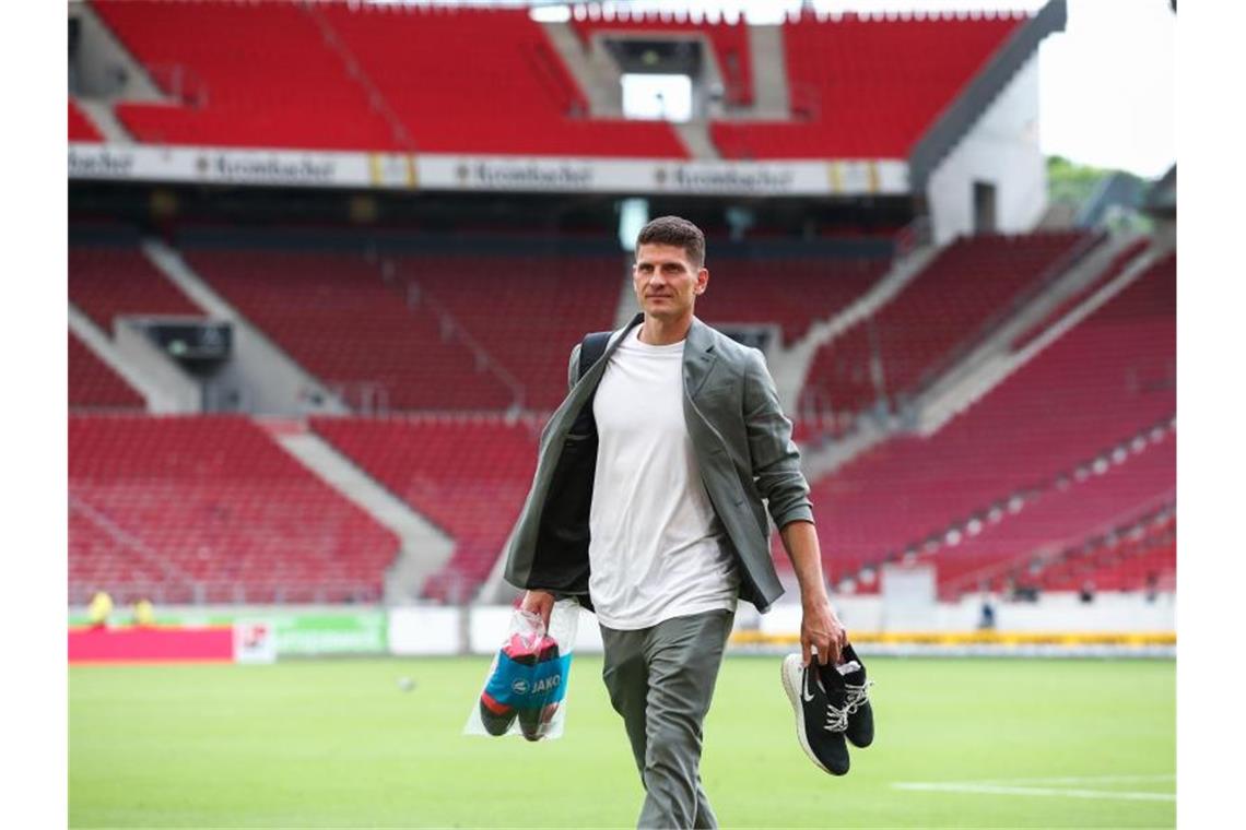 Ex-Nationalstürmer Gomez: Erstmal keine Lust auf Trainerjob Stuttgarts Mario Gomez läuft mit Schuhen in der Hand aus der Mercedes-Benz Arena. Foto: Tom Weller/dpa