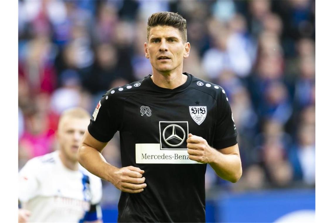 Medien: Gomez verlässt VfB Stuttgart am Saisonende Stuttgarts Mario Gomez läuft über den Platz. Foto: Frank Molter/dpa/Archivbild