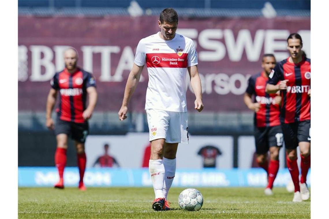 Stuttgart verpatzt Neustart: Videobeweis in Nachspielzeit Stuttgarts Mario Gomez steht auf dem Spielfeld. Foto: Uwe Anspach/dpa-Pool/dpa
