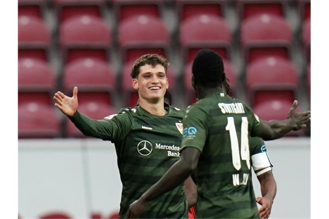 Stuttgarts Mateo Klimowicz jubelt beim Spiel gegen den FSV Mainz 05 nach dem 3:1. Foto: Thomas Frey/dpa