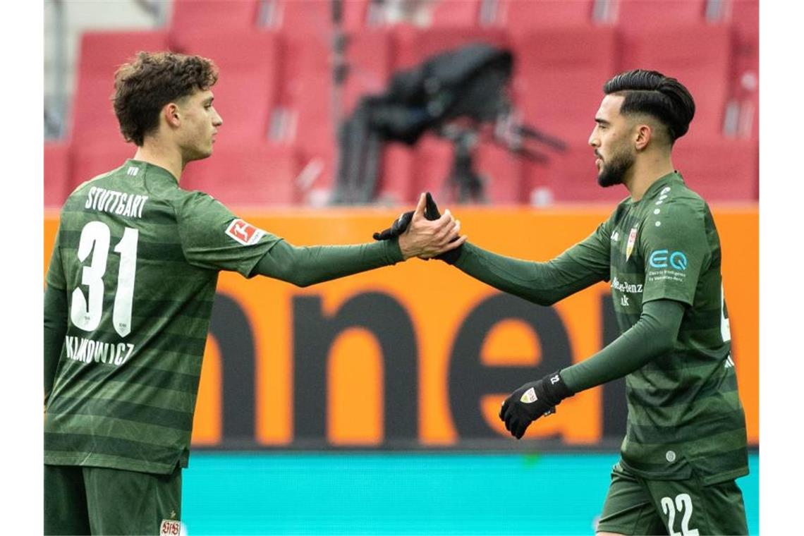 Stuttgarts Mateo Klimowicz (l) und Torschütze Nicolas Gonzalez jubeln über den Treffer zur 1:0-Führung in Augsburg. Foto: Matthias Balk/dpa