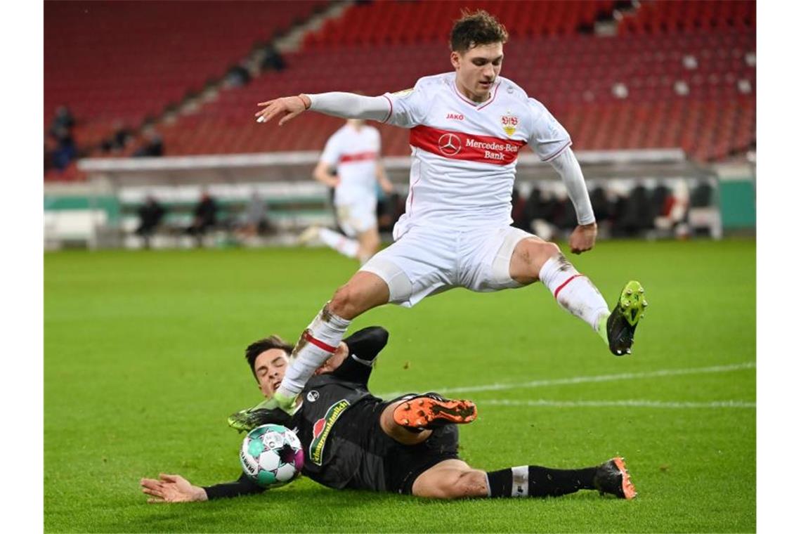 VfB krönt Jahr mit Achtelfinal-Einzug: 1:0 gegen Freiburg Stuttgarts Mateo Klimowicz (oben) im Zweikampf mit Freiburgs Keven Schlotterbeck. Foto: Marijan Murat/dpa