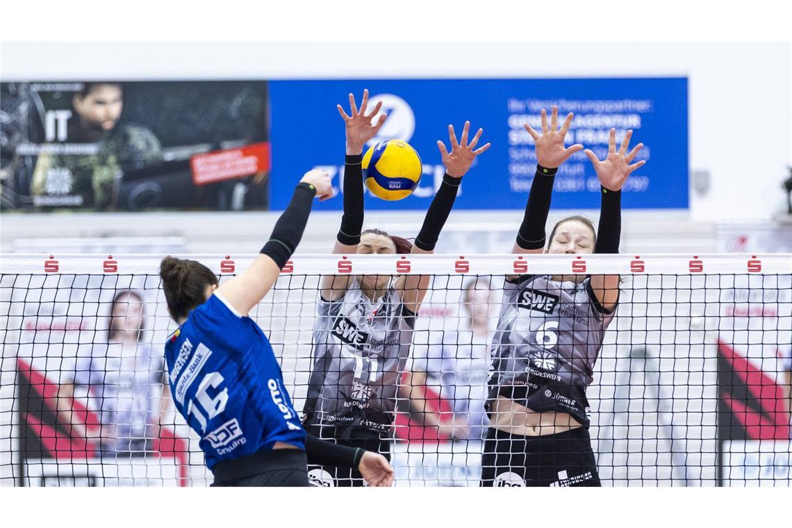 Stuttgarts Mikala Mogensen überwindet den Erfurter Block