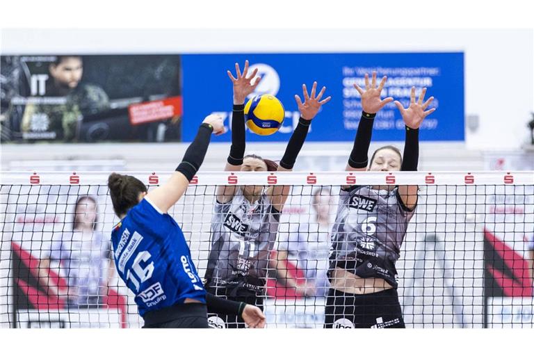 Stuttgarts Mikala Mogensen überwindet den Erfurter Block