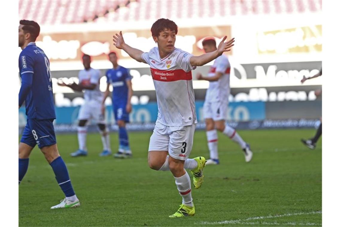 Stuttgarts Mittelfeldspieler Wataru Endo jubelt nach seinem zweiten Treffer für den VfB. Foto: Sebastian Gollnow/dpa