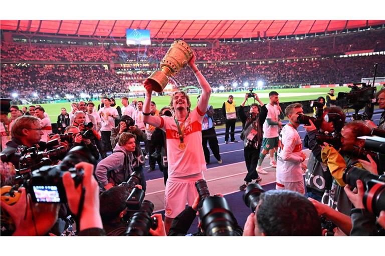 Stuttgarts Nick Woltemade jubelt mit dem Pokal.