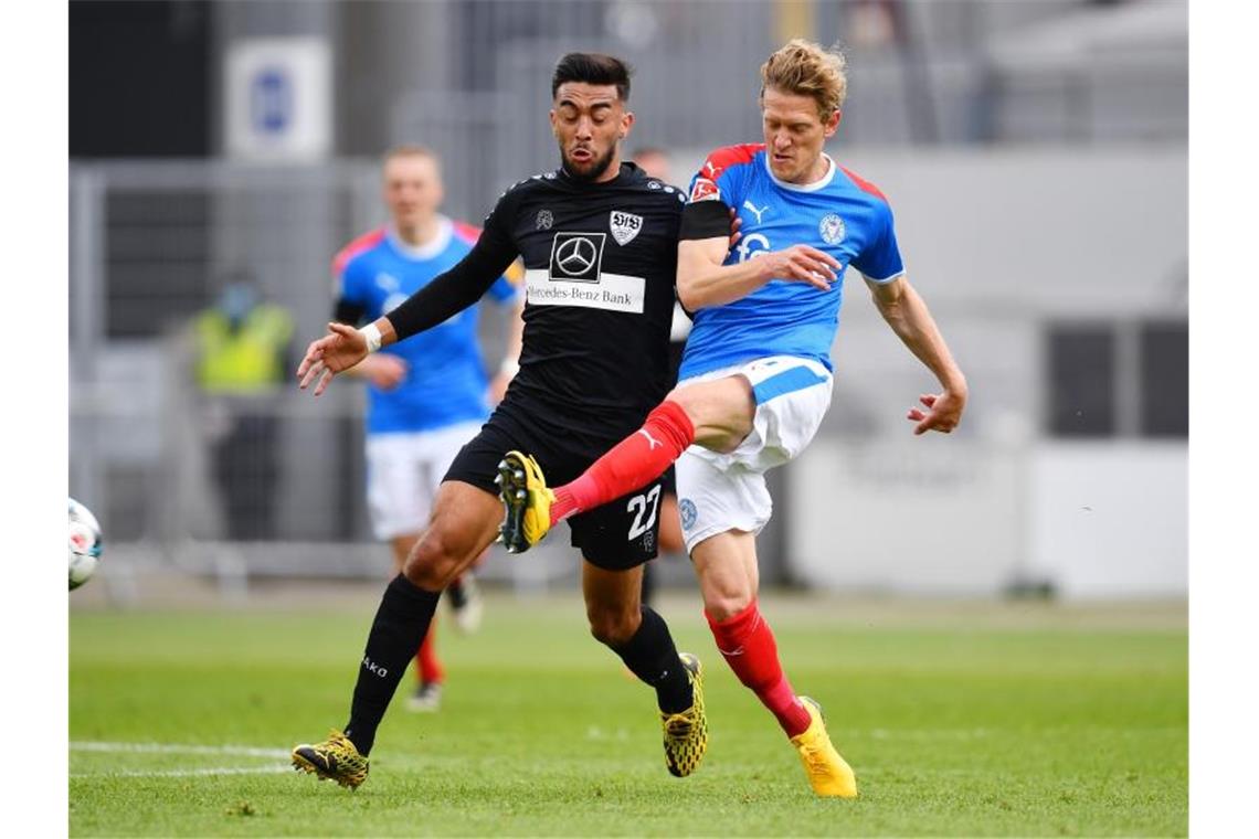 Stuttgarts Nicolas Gonzalez (l) und Kiels Johannes van den Bergh kämpfen um den Ball. Foto: Stuart Franklin/Getty Images Europe/Pool/dpa