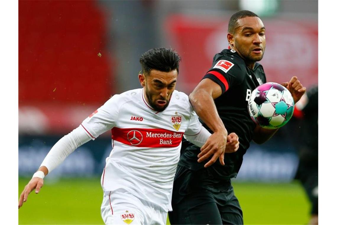 Stuttgarts Nicolas Gonzalez (l) und Leverkusens Jonathan Tah kämpfen um den Ball. Foto: Thilo Schmuelgen/Reuters/Pool/dpa