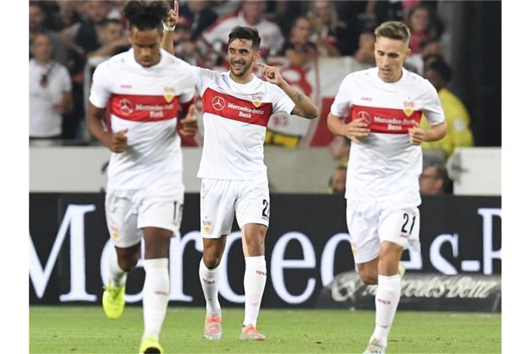 Stuttgarts Nicolas Gonzalez (M) jubelt nach seinem Tor zum 2:1 gegen den VfL Bochum. Foto: Thomas Kienzle