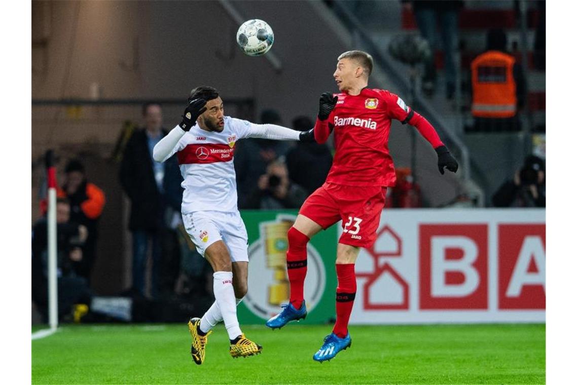 Stuttgarts Nicolas Gonzalez und Leverkusens Mitchell Weiser (l-r.) im Zweikampf um den Ball. Foto: Guido Kirchner/dpa