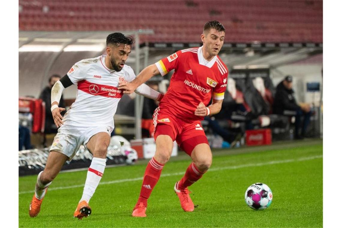 Warten auf ersten Heimsieg: VfB rettet immerhin Union-Remis Stuttgarts Nicolás González und Unions Robin Knoche (l-r.) im Duell um den Ball. Foto: Sebastian Gollnow/dpa