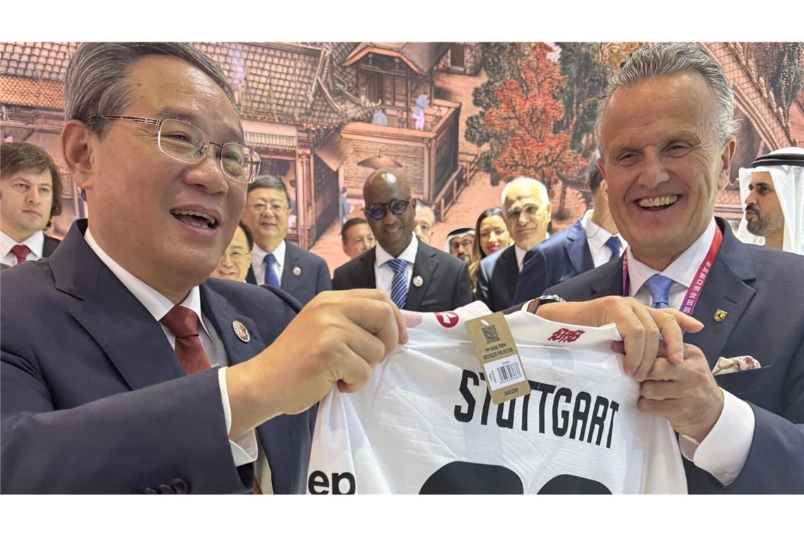 Stuttgarts OB Frank Nopper übergibt dem chinesischen Premierminister Li Qiang beim Treffen ein Trikot des VfB. Die Landeshauptstadt ist in der Volksrepublik bekannt für den Fußballbundesligisten sowie für Mercedes und Porsche.