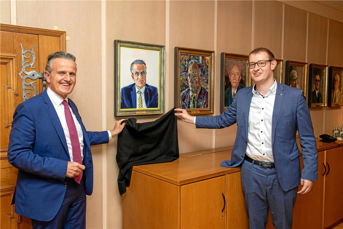 Stuttgarts OB Nopper und Backnangs OB Friedrich (rechts) freuen sich über das neue Bild in der Ehrenbürger-Galerie. Foto: A. Becher