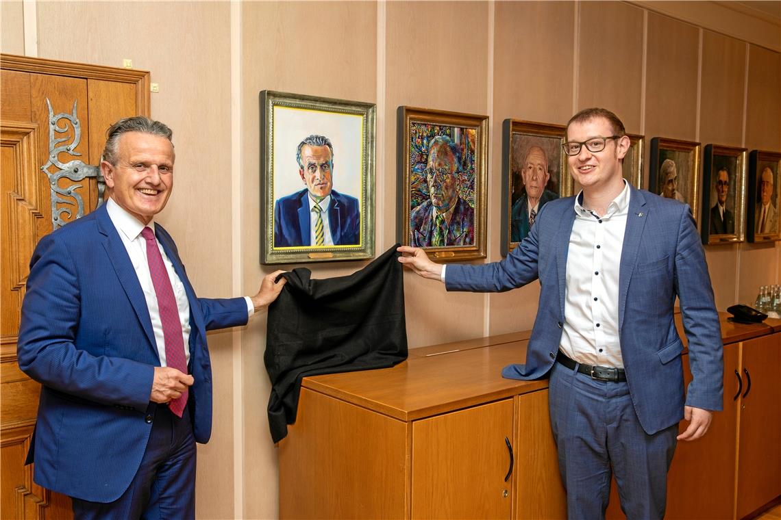 Enthüllung Nopper-Porträt zweiter Akt Stuttgarts OB Nopper und Backnangs OB Friedrich (rechts) freuen sich über das neue Bild in der Ehrenbürger-Galerie. Foto: A. Becher
