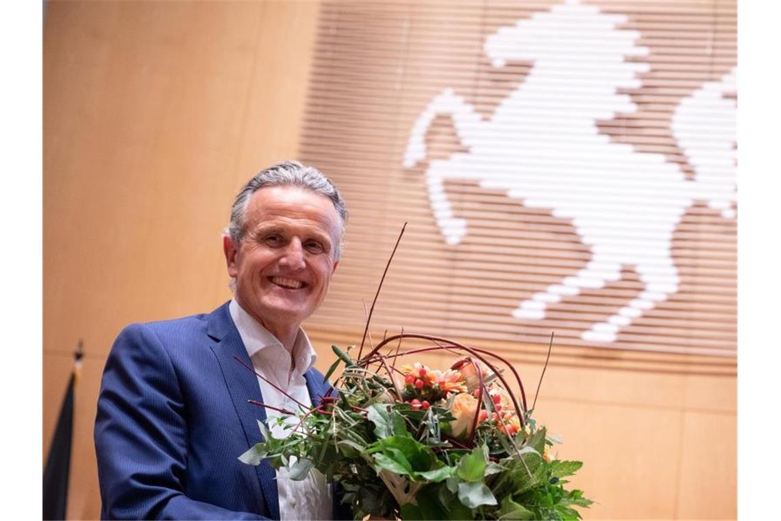 Stuttgarts Oberbürgermeister Frank Nopper (CDU) hält Blumen in der Hand. Foto: Sebastian Gollnow/dpa/Archivbild