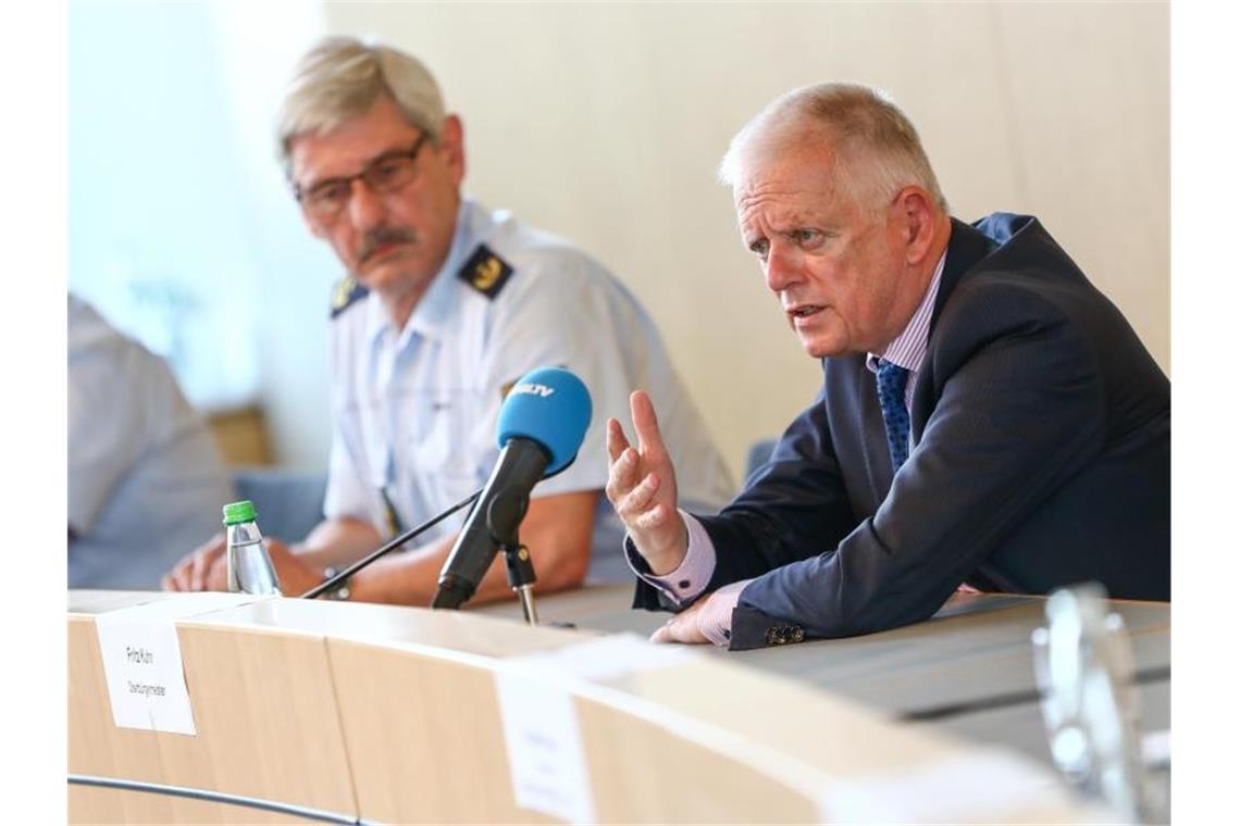 OB Kuhn: Kein rassistisches Profil bei Stuttgarter Polizei Stuttgarts Oberbürgermeister Fritz Kuhn (r, Bündnis 90/Die Grünen) bei der Pressekonferenz. Foto: Christoph Schmidt/dpa