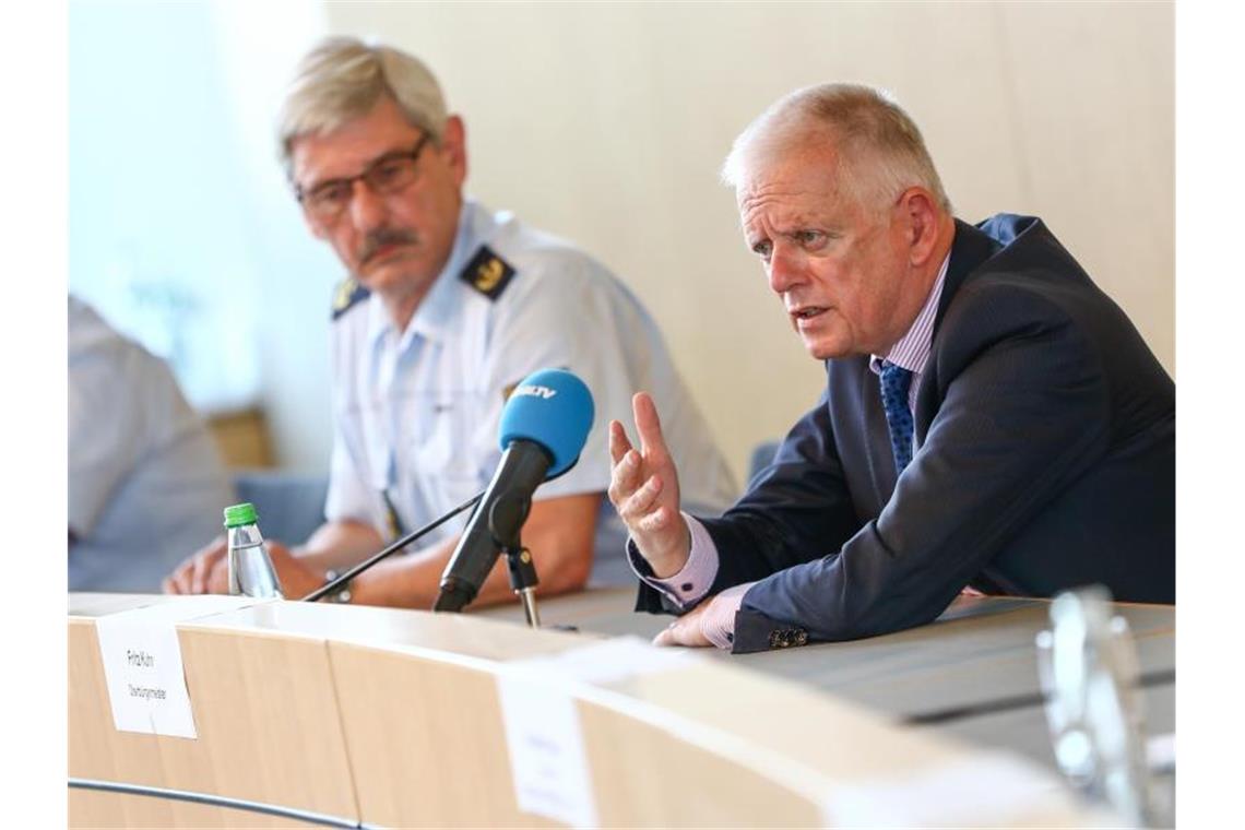 Stuttgarts Oberbürgermeister Fritz Kuhn (r, Bündnis 90/Die Grünen) bei der Pressekonferenz. Foto: Christoph Schmidt/dpa