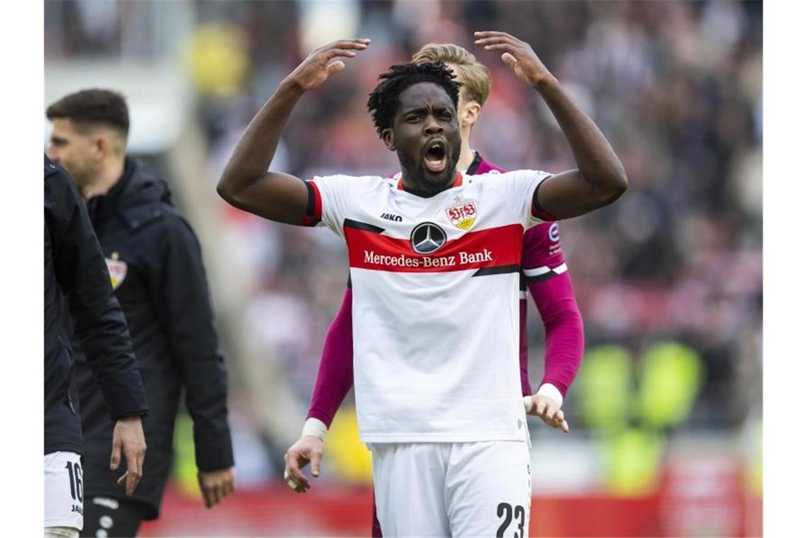 Stuttgarts Orel Mangala jubelt nach dem Spiel mit den Fans. Foto: Tom Weller/dpa/Archivbild