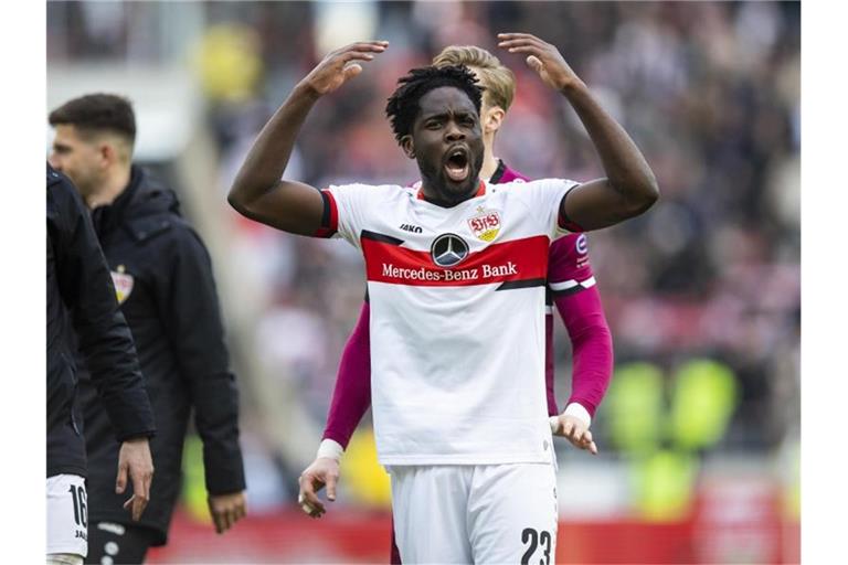Stuttgarts Orel Mangala jubelt nach dem Spiel mit den Fans. Foto: Tom Weller/dpa/Archivbild